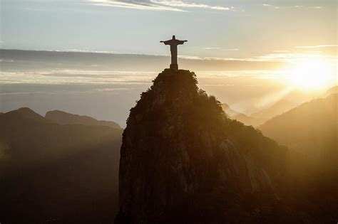 Corcovado- Likt en solnedgång över Rio de Janeiro i en melankoli av bittersöta minnen